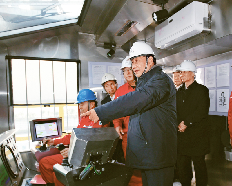 2021年10月22日下午,中共中央总书记、国家主席、中央军委主席习近平在山东省济南市主持召开深入推动黄河流域生态保护和高质量发展座谈会并发表重要讲话。这是座谈会前,习近平21日下午在位于东营市莱州湾的胜利油田莱113区块考察时,登上二层钻井平台,察看钻井自动化设备。 新华社记者 李学仁/摄 2021年10月22日下午,中共中央总书记、国家主席、中央军委主席习近平在山东省济南市主持召开深入推动黄河流域生态保护和高质量发展座谈会并发表重要讲话。这是座谈会前,习近平21日下午在位于东营市莱州湾的胜利油田莱113区块考察时,登上二层钻井平台,察看钻井自动化设备。 新华社记者 李学仁/摄