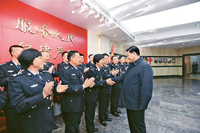 2019年2月1日,中共中央总书记、国家主席、中央军委主席习近平在北京看望慰问基层干部群众,考察北京冬奥会、冬残奥会筹办工作。这是1日上午,习近平在北京市公安局,同公安英模和干警代表一一握手,向全国广大公安干警致以新春祝福。 新华社记者 谢环驰/摄 2019年2月1日,中共中央总书记、国家主席、中央军委主席习近平在北京看望慰问基层干部群众,考察北京冬奥会、冬残奥会筹办工作。这是1日上午,习近平在北京市公安局,同公安英模和干警代表一一握手,向全国广大公安干警致以新春祝福。 新华社记者 谢环驰/摄